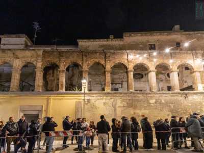 Ci spostiamo a sinistra su via Sinisi dove, a ridosso del raffinato loggiato ad archi del palazzo...